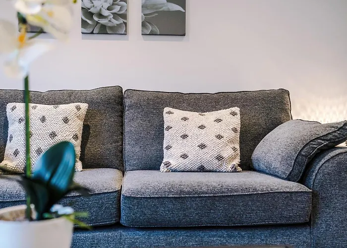 Stylish 2br House For 4 In With Parking Ferienhaus *