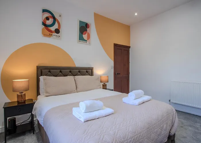 Modern&spacious 4-bedroom Home, Family&contractor Friendly, Сasa de vacaciones Mánchester