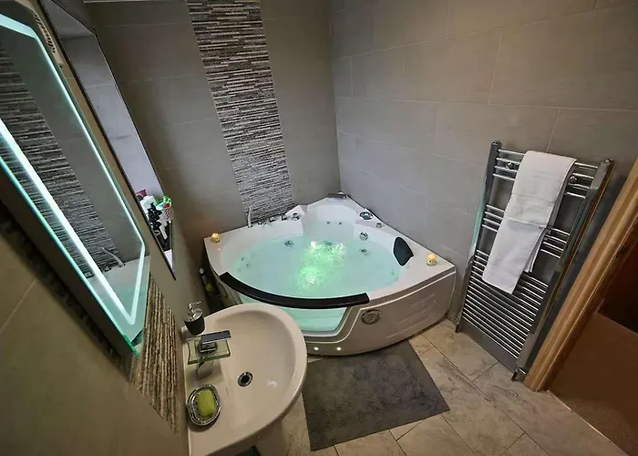 Дом отдыха Elegant With Hot Tub