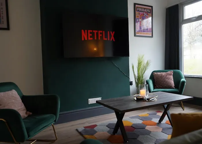 بيت للعطل Spacious 3-bedroom Near Centre With Parking