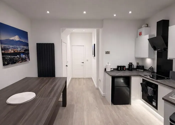 Boutique Home Mcr With Games Table, Sleeps 9 Nyaraló Manchester