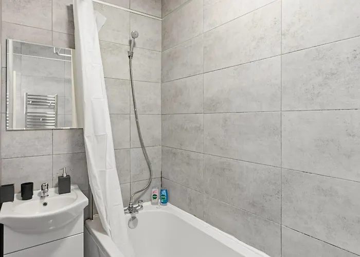 2 Bedroom 5 Beds House 10 Minutes Away From Centre And Hospitals On Street Parking ,great For Long Term Contractors And Hospital Workers Manchester