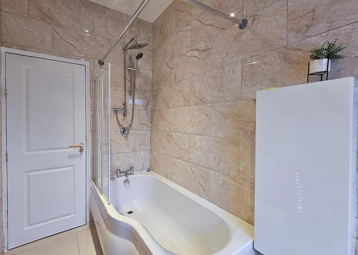 Massive And Stylish 5 Bed House - Sleeps 13 - Free Parking *