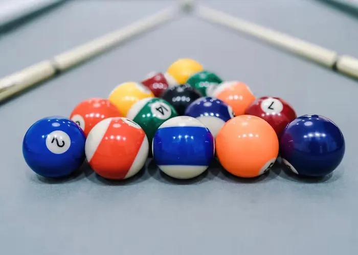 Modern 2-bed House Near Centre - Sleeps 6 別荘