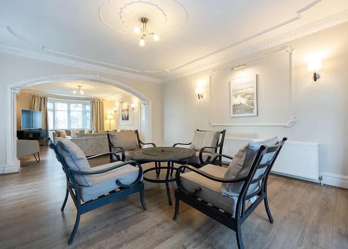 Ferienhaus Detached House In Prestwich Sleeps 10 With Parking Manchester