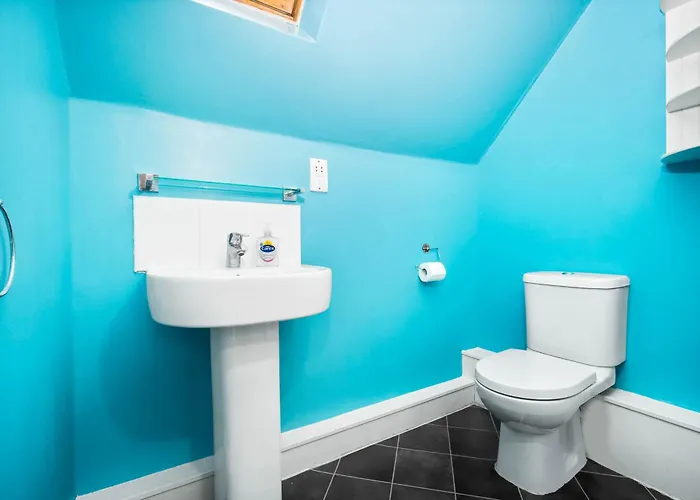 Nyaraló Stylish 4 Bed House With Garden - 4 Doubles Beds & 1 Single Bed - Sleeps 9 - Salford - Free Parking - Smart Tvs In Every Bedroom - Free Netflix - 6 Min To Centre, Close To Trafford Centre, Etihad Stadium, Arena, Clubs & Mor