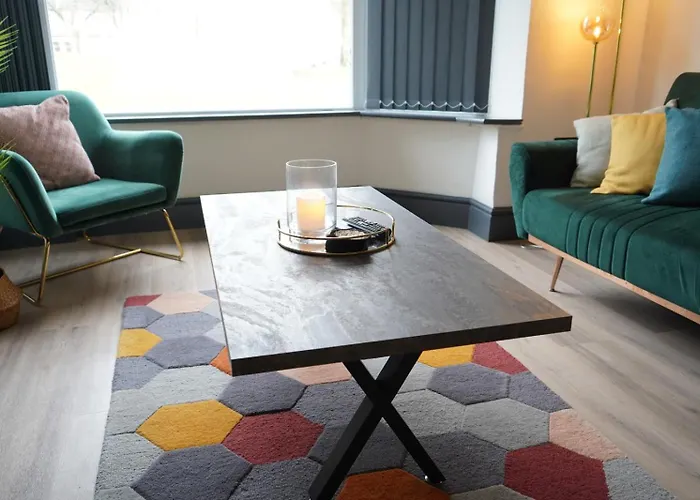 بيت للعطل Spacious 3-bedroom Near Centre With Parking