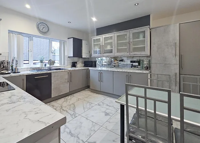 Massive And Stylish 5 Bed House - Sleeps 13 - Free Parking Сasa de vacaciones