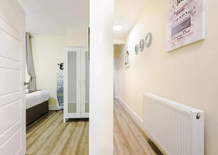 Semesterbostad Sleeps 13, Free Parking, Near Etihad & C0-0p Live, 4br