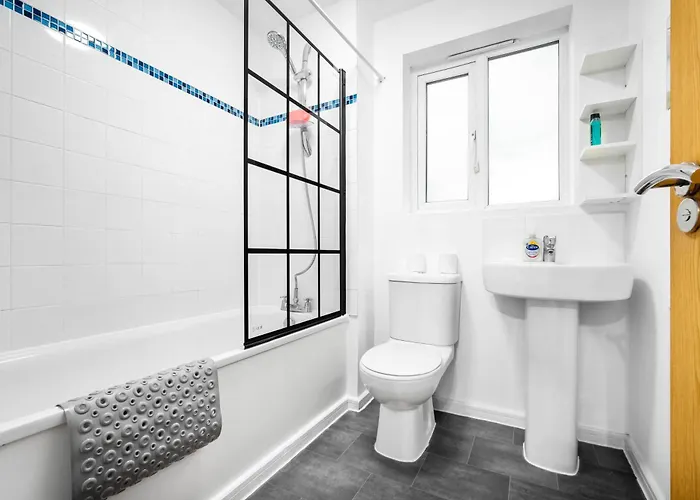 Stylish 4 Bed House With Garden - 4 Doubles Beds & 1 Single Bed - Sleeps 9 - Salford - Free Parking - Smart Tvs In Every Bedroom - Free Netflix - 6 Min To Centre, Close To Trafford Centre, Etihad Stadium, Arena, Clubs & Mor Manchester