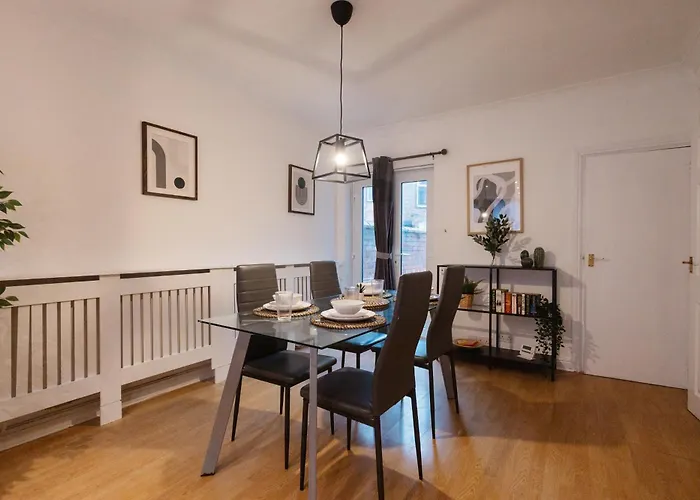 3 Bedroom House In Salford - Sleeps 6 Guests, Contractors, Groups, Families, Business, Leisute & Relocation Welcome, 15 Minutes From Centre, Fast Wi-fi, Smart Tv In Each Bedroom & Free Parking, Long And Short Welcome 맨체스터