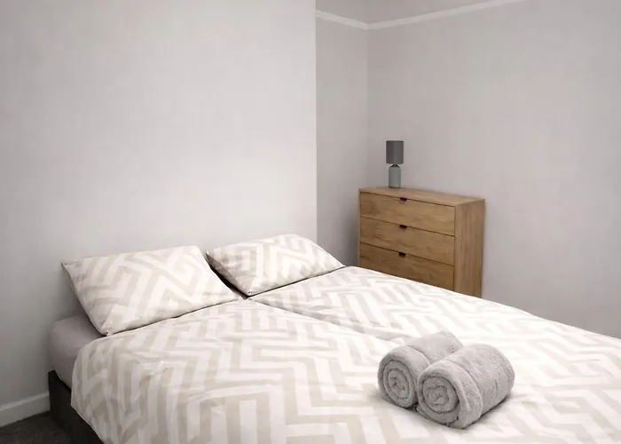 Home, Sleeps 6, Contractor Friendly, Free Parking