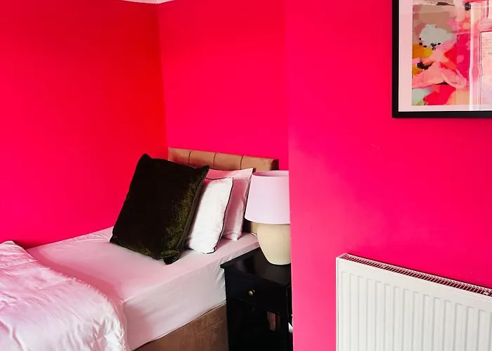 Getaway Bright & Spacious With Parking Manchester