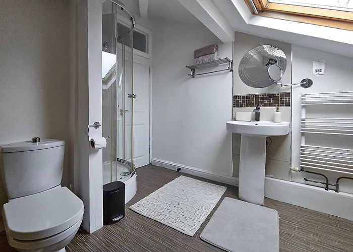 Casa de Férias Massive And Stylish 5 Bed House - Sleeps 13 - Free Parking *