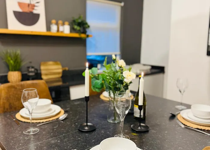 3br House Near Old Trafford With Games Sleeps 8 * Manchester