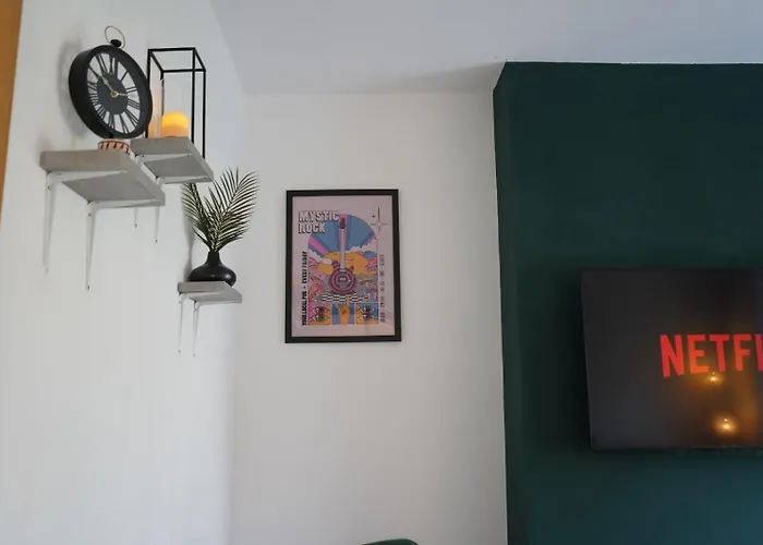 Spacious 3-bedroom Near Centre With Parking * مانشستر