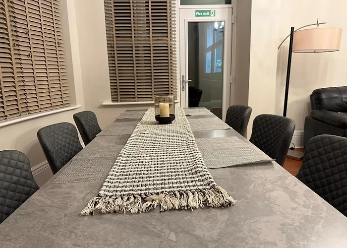 Large Luxury 4 Bedroom With Parking