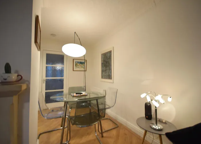 Cosy 2bdr House With Driveway Near بيت للعطل *