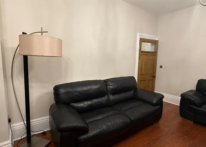 Dom wakacyjny Large Luxury 4 Bedroom With Parking