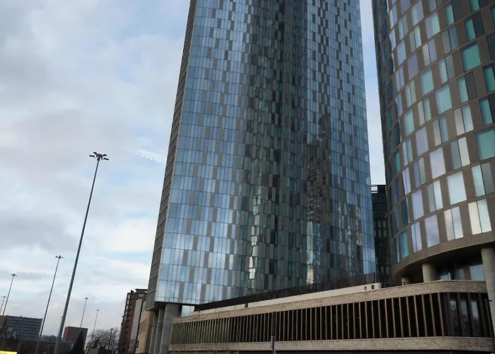 Spacious 3-bedroom Near Centre With Parking * مانشستر