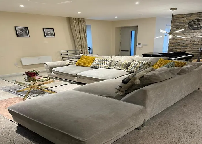 Stylish Townhouse With Parking - Pass The Keys *