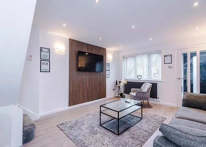 Stylish 2br House For 4 In With Parking Ferienhaus *