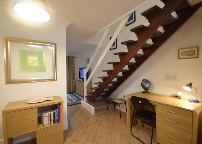 Cosy 2bdr House With Driveway Near بيت للعطل *