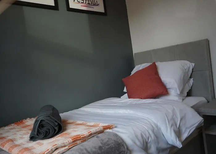 بيت للعطل Spacious 3-bedroom Near Centre With Parking