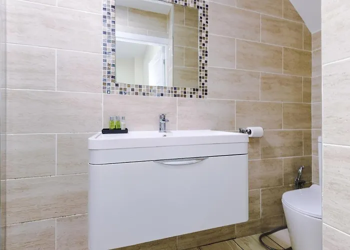 Semesterbostad Sleeps 13, Free Parking, Near Etihad & C0-0p Live, 4br