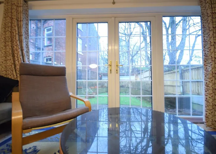 بيت للعطل Cosy 2bdr House With Driveway Near