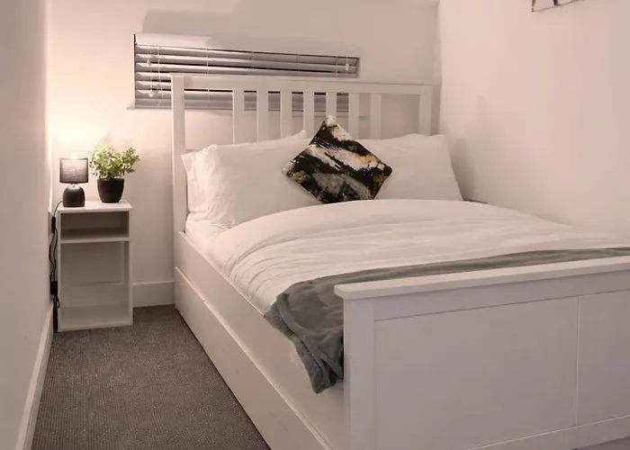 Boutique Mcr With Games Table, Sleeps 9 *