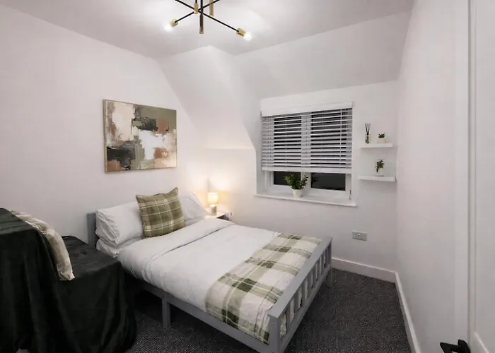 Boutique Home Mcr With Games Table, Sleeps 9 *