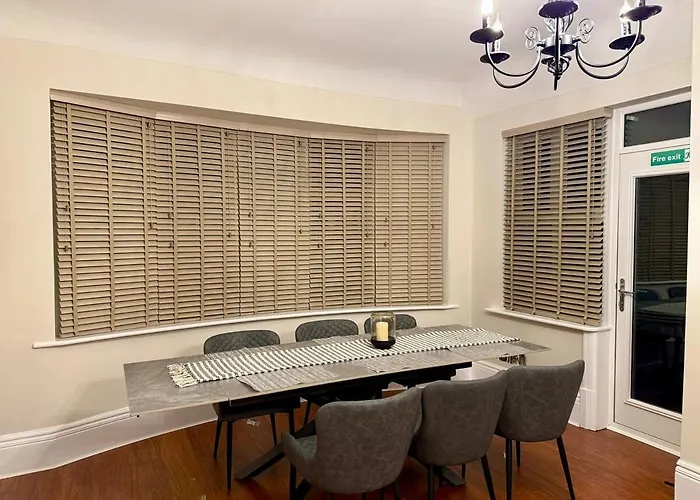 Dom wakacyjny Large Luxury 4 Bedroom With Parking