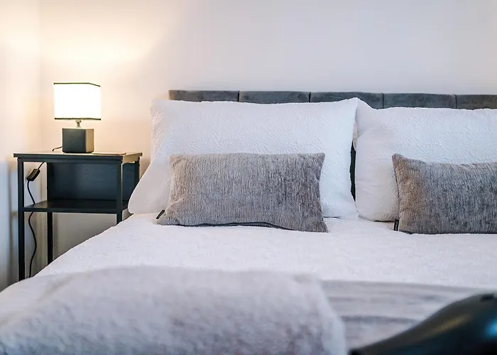 Stylish 2br House For 4 In With Parking