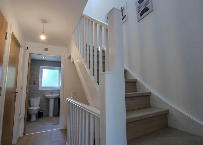 Modern 2-bed House In Swinton - Private Parking 別荘 *