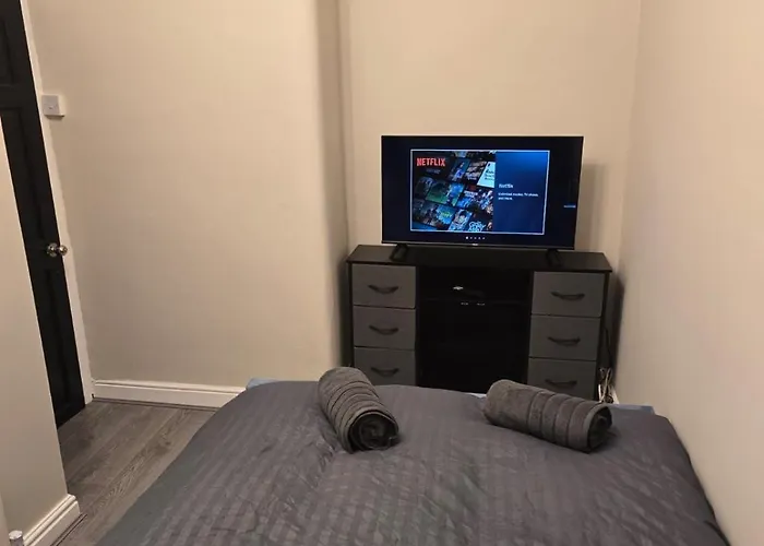 Дом отдыха Spacious 3Br Home With Free Parking Ideal For Business & Contractor Stays Sleeps Up To 6