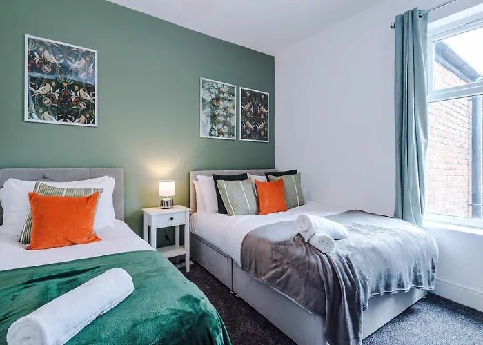 Spacious 3 Bed In By 53 Degrees Property, Perfect For Group Stays, Sleeps 8 With Free Parking! Tatil Evi *