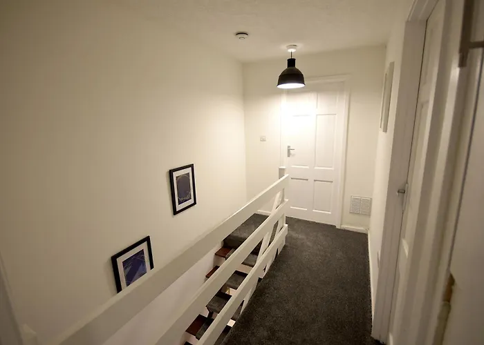 Cosy 2bdr House With Driveway Near بيت للعطل