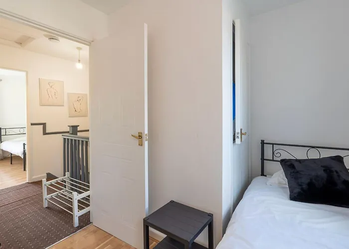 2br House Contractors Parking Wifi