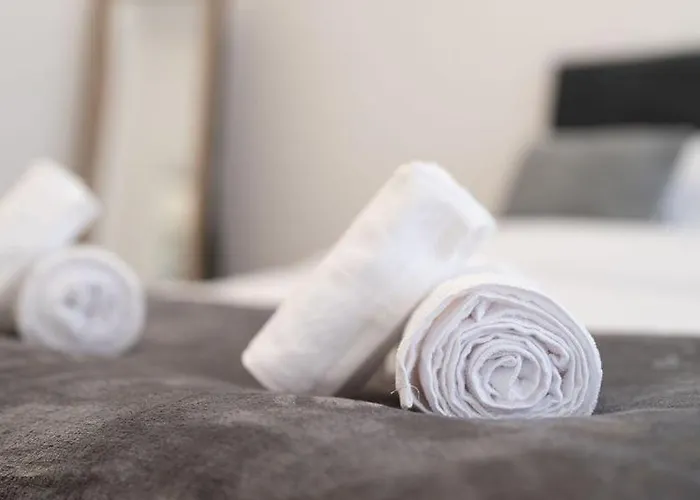 Entire House With Two Self-contained Flats 曼彻斯特