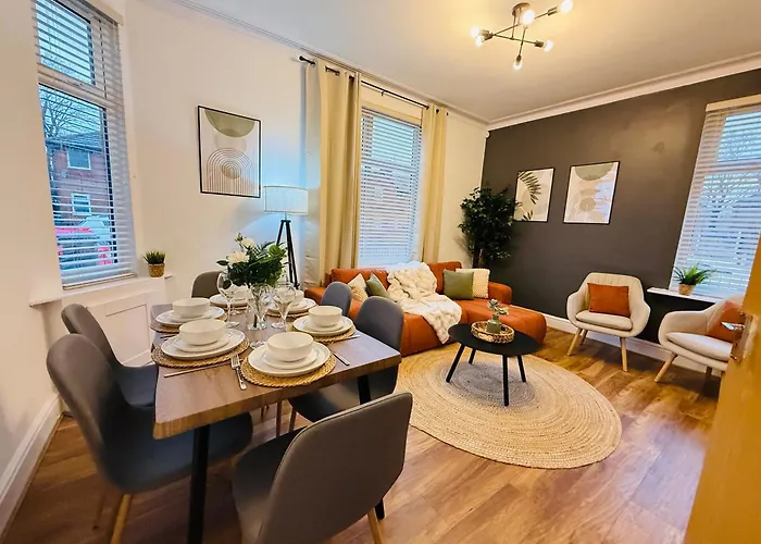 3br House Near Old Trafford With Games Sleeps 8 *