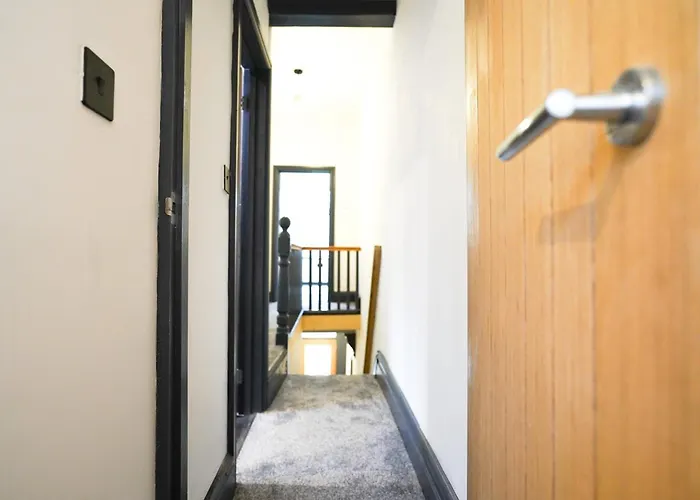 Spacious 3Br Stay - Free Parking - Near City Centre - Sleeps 6 펜션 *