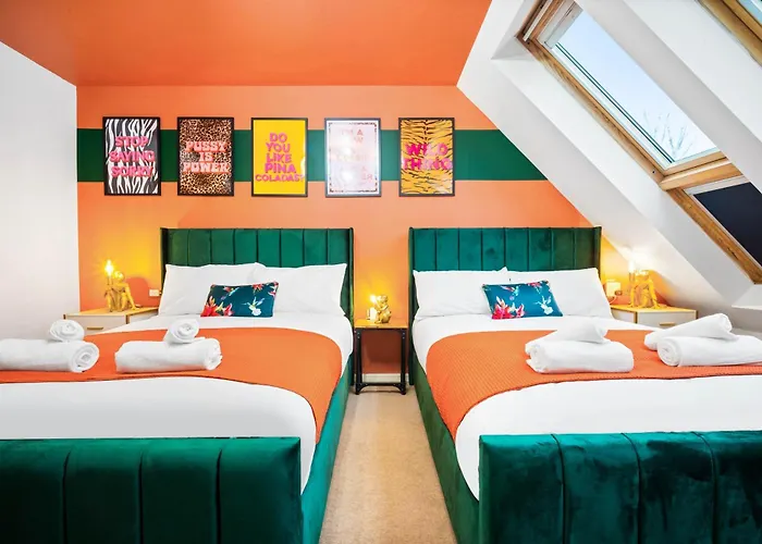 Stylish 4 Bed House With Garden - 4 Doubles Beds & 1 Single Bed - Sleeps 9 - Salford - Free Parking - Smart Tvs In Every Bedroom - Free Netflix - 6 Min To Centre, Close To Trafford Centre, Etihad Stadium, Arena, Clubs & Mor *