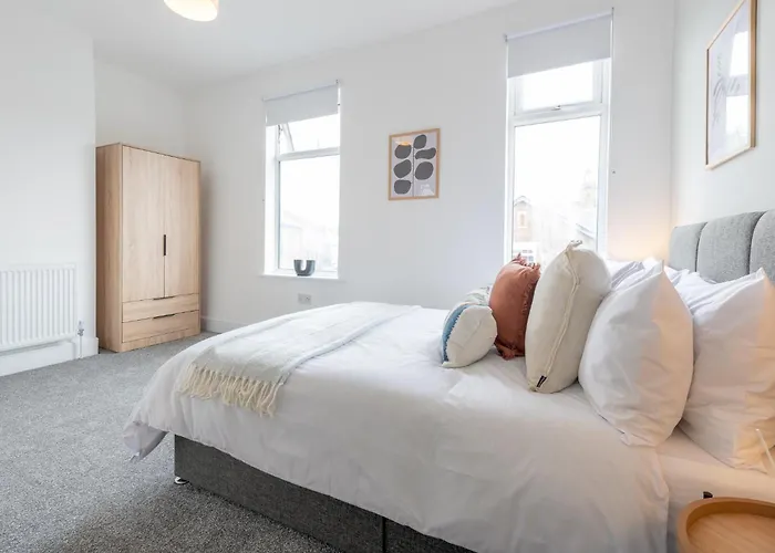 Semesterbostad Comfort & Style In Salford - Sleeps 8