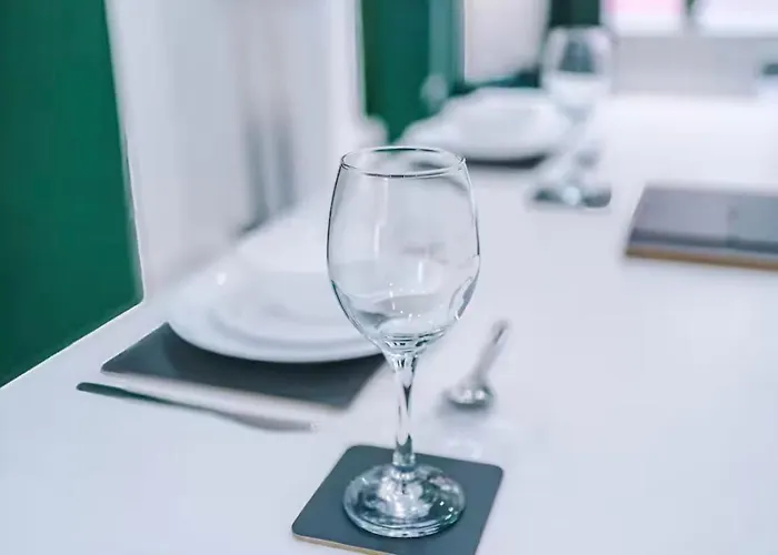 Modern 2-bed House Near Centre - Sleeps 6 別荘