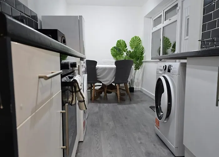 Spacious 3Br Home With Free Parking Ideal For Business & Contractor Stays Sleeps Up To 6 Манчестер