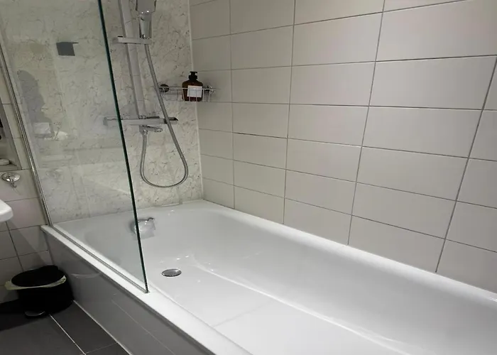 Stylish Townhouse With Parking - Pass The Keys *