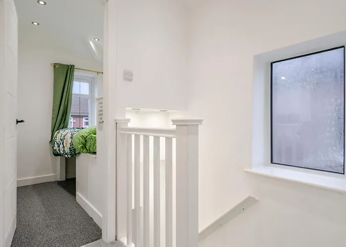 Spacious 4 Bed Ideal For Business & Long Term Stays, Free Parking * Mánchester