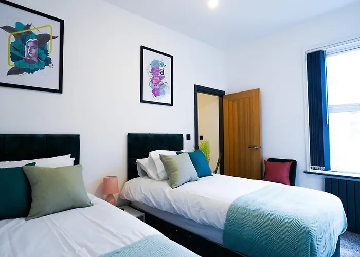 بيت للعطل Spacious 3-bedroom Near Centre With Parking *