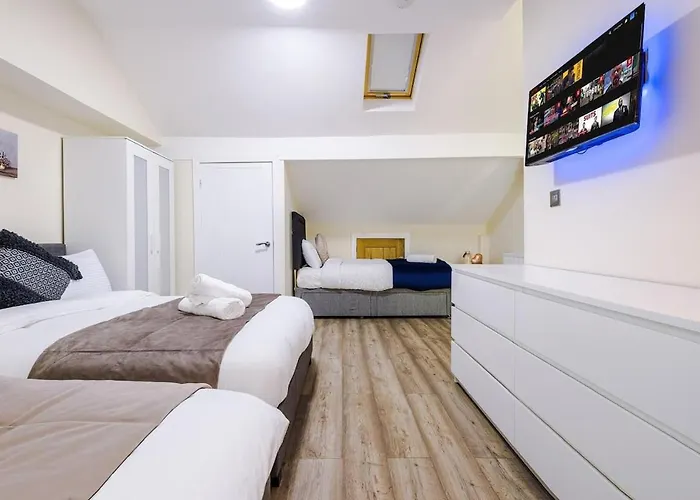 Sleeps 13, Free Parking, Near Etihad & C0-0p Live, 4br Semesterbostad *